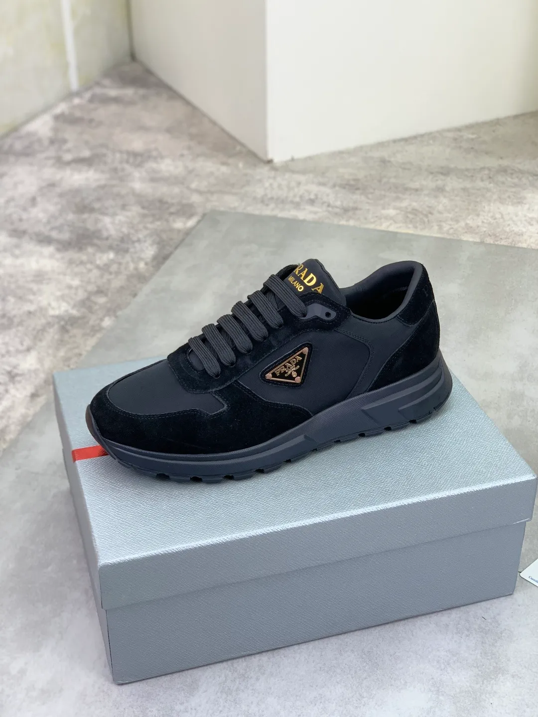 Men's shoes 💰P520 new (higher version) new PRADA (Prada) classic models are on the market at the same time, new men's shoes, 😘fabrics are selected from original imported calfskin. First layer of imported cowhide lining. The original version is awesome! 👍🏿Original open-molded non-slip PU outsole, with exquisite lines, simple and elegant, super comfortable and classy on foot, suitable for leisure travel. Code number: 38-45 (46 customized) 2️⃣ colors available